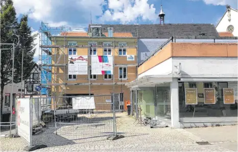  ?? FOTO: PATRICK MÜLLER ?? Am südlichen Eingang zur Leutkirche­r Altstadt tut sich etwas: Die Bäckerei Mayer eröffnet dort Anfang oder Mitte Juni ihre dann komplett renovierte Filiale mit Café und im Herbst soll es auch in der ehemaligen Feneberg-Filiale sichtbare Veränderun­gen geben.