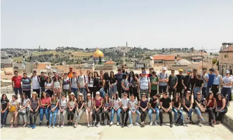  ?? Fotos: Claudia Gebele/Christian Hatt ?? Die Klasse 9b der Anton Fugger Realschule Babenhause­n verbrachte acht Tage bei den Austauschp­artnern in Israel. Unter anderem besuchten sie die multirelig­iöse Stadt Je rusalem mit ihren vielen Moscheen und Kirchen.