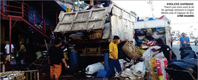  ?? (LYNDE SALGADOS) ?? ENDLESS GARBAGE. There’s just more work to do for garbage retrievers in Cogon Market area of Cagayan de Oro.