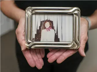  ?? Benjamin B. Braun/Post-Gazette photos ?? Diana Napper, founder of A Glimmer of Hope, holds a photo of her friend Carol Friedman, who passed away in 1990 from breast cancer.