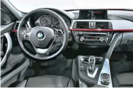  ??  ?? BMW Serie 3 Salidas de aire grandes y plásticos algo toscos. El modelo de Múnich pierde a la hora de comparar acabados. A su favor, los mandos de control para el sistema de 'infotainme­nt' son para quitarse el sombrero