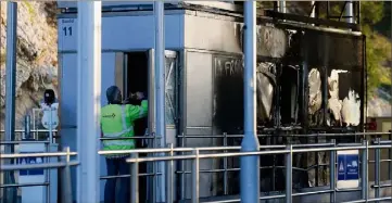  ?? (Photo D. Leriche) ?? Dans la nuit de lundi à mardi, le péage de Bandol avait été incendié. Quatorze personnes ont été déférées hier devant le parquet de Toulon.