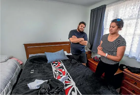  ?? PHOTO: WARWICK SMITH/FAIRFAX NZ ?? Toni-marie Phillips and Sam Mokalei are sharing a room with their two children as they wait to find an affordable home to rent.