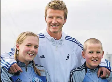  ??  ?? CON SU ÍDOLO. En 2005, Beckham inauguró su escuela y uno de sus alumnos fue Kane (a la derecha).