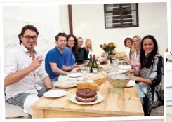  ??  ?? (Above, from left) Gerhard Breed, Sam Shami, Corelie de Villiers, Candice Olsen, Laurika Kleynhans (manager of The Cove), Anneke Schabort and Mariaan Kotze share a meal with Esté. We love the fish-shaped cutting board