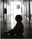  ?? Archivfoto: Dedert, dpa ?? Ein Kind in einer hessischen Unterkunft für Flüchtling­e.