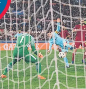  ?? FOTO: PERE PUNTÍ ?? Leo Messi no controló bien el balón en los minutos finales después del 3-0