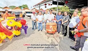  ??  ?? LIMUS memukul gendang sebagai gimik perasmian majlis itu.