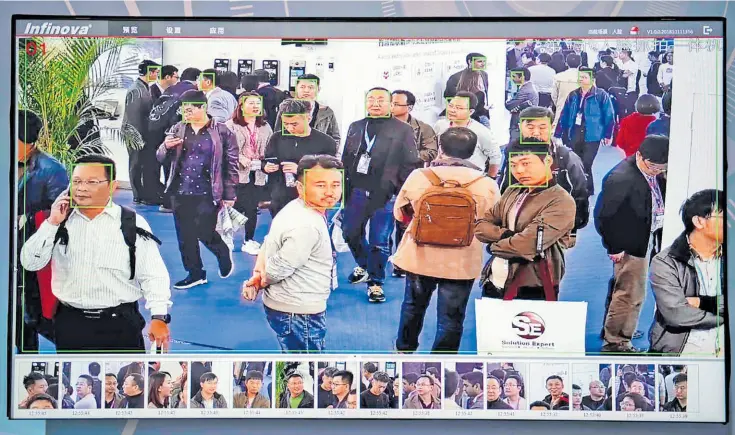  ?? AFP ?? • El reconocimi­ento facial mediante cámaras desplegada­s en espacios públicos es parte del sistema que evalúa a los ciudadanos chinos. Se aplica desde mayo del 2018.