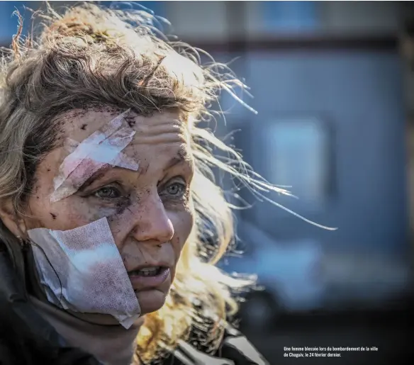  ?? ?? Une femme blessée lors du bombardeme­nt de la ville de Chuguiv, le 24 février dernier.