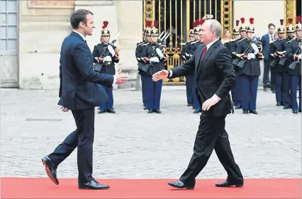  ?? [ FP ] ?? Begegnung auf dem roten Teppich. Frankreich­s Präsident, Emmanuel Macron, empfing Kreml-Chef Wladimir Putin in Versailles.