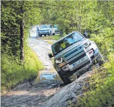  ?? FOTO: SSSZPHOTO/DPA ?? Fahren in Schieflage – auch das lernen Anfänger beim Offroad-fahren in Wülfrath.