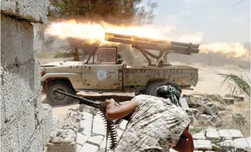  ?? Reuters ?? Libyan forces allied with the UN-backed government fire weapons during a battle with IS fighters in Sirte. –