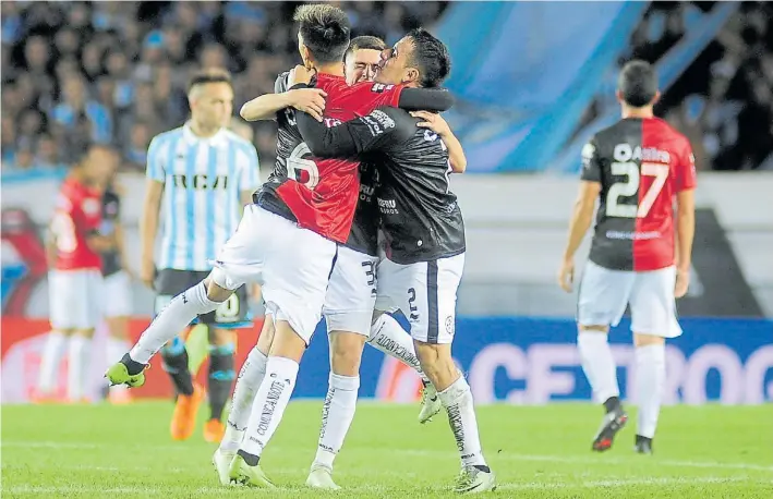  ?? FOTOBAIRES ?? La felicidad se la llevan para Santa Fe. Olivera, Escobar y Toledo se abrazan para festejar el gran triunfo en Avellaneda. Lautaro Martínez, a lo lejos, es pura decepción.