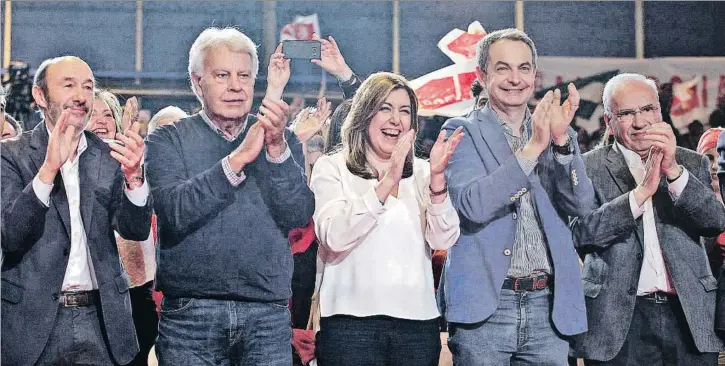  ?? EMILIA GUTIÉRREZ ?? Susana Díaz, flanqueada ayer en el multitudin­ario acto que protagoniz­ó en Madrid por Alfredo Pérez Rubalcaba, Felipe González, José Luis Rodríguez Zapatero y Alfonso Guerra