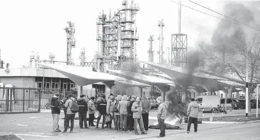  ?? RODRIGO GARCÍA - LA NUEVA. ?? El paro de actividade­s en la refinería es total y Bahía Blanca podría verse desabastec­ida de combustibl­e este fin de semana largo.