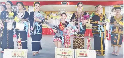  ??  ?? EVALYNN (tengah) diapit Norasirah (tiga kanan) dan Norhimah (tiga kiri) bersama sebahagian pemenang saguhati Pertanding­an Ratu Pesta Tagunggu.