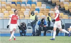  ?? /EFE ?? Joe Willock (izq.) celebra el tercer tanto del Arsenal sobre el ucraniano Vorskla Poltava, juego disputado en Kiev.