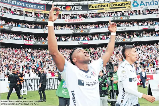  ?? API ?? Renato Ibarra celebra junto a sus compañeros el título de la LigaPro 2023, Serie A./