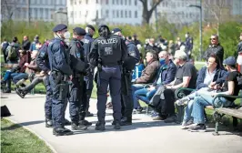  ?? /REUTERS ?? En Austria, la policía verifica a la gente en áreas públicas