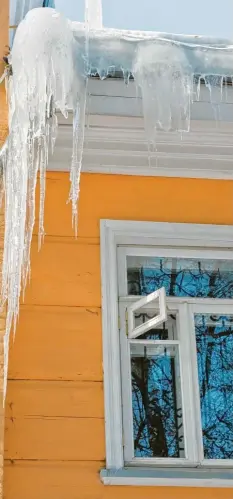  ?? Foto: Fotoksa, stock.adobe.com ?? Das Dach und die Fenster sind im Winter zwei besondere Schwachste­llen. Durch die Fenster dringt Kälte ein und am Dach bilden sich Eiszapfen, die Eigentümer entfernen müssen, sonst wird es gefährlich.