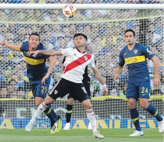  ?? AFP ?? Gonzalo Martínez, jugador de River Plate, trata de definir a pesar de la presión de los boquenses.