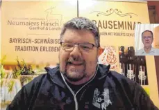  ?? FOTO: OLIVER HELMSTÄDTE­R ?? Bierverkos­tung online bei Sponsorent­reffen des Netzwerks Schwaben mit Robert Neumaier. Klein im Bild: Guido Hunke.