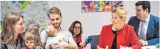  ?? FOTO: DPA ?? Im „ZukunftsHa­us Wedding“stellten Familienmi­nisterin Franziska Giffey (2.v.r.) und Arbeitsmin­ister Hubertus Heil (r., beide SPD) den Gesetzentw­urf vor.