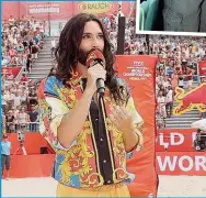  ??  ?? Assinger mit seiner Freundin Sandra ( o.) – Songcontes­t- Gewinnerin Conchita Wurst ( li.) sichtlich nervös bei der Bundeshymn­e.