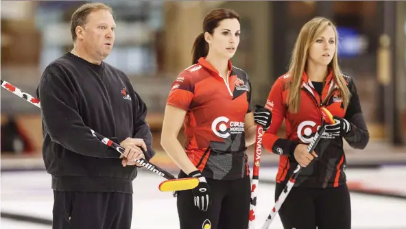  ?? JASON FRANSON/FILES ?? Coach Marcel Rocque, Lisa Weagle and skip Rachel Homan, look over the shot during practice. Weagle, Homan and other curlers are fighting for equal pay for male and female winners at the national championsh­ips. The male winners of the Tim Hortons Brier earn more than twice what the winners of the Scotties Tournament of Hearts are paid.