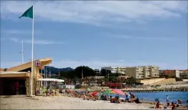  ??  ?? Reprise timide sur le port de Sanary où les terrasses doivent rouvrir aujourd’hui. Pas très loin (photo de droite), le drapeau vert flotte sur les plages de Six-Fours.