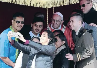  ?? TIZIANA FABI / AFP ?? El papa Francisco posando para una selfie grupal al final de la misa de Ramos, en marzo de este año