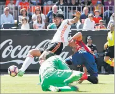  ??  ?? GOLEADOR. Garay anotó los dos primeros goles del partido.