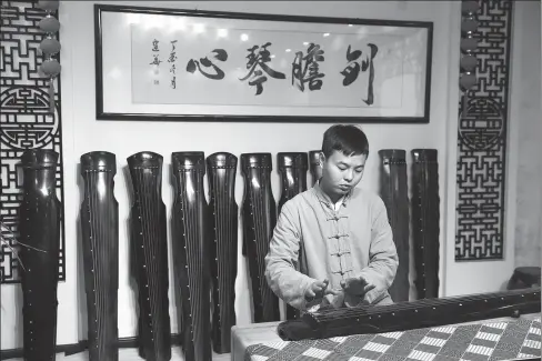  ?? ZHU XINGXIN / CHINA DAILY ?? Xu Yachong plays the guqin in Xuchang village of Lankao county, Henan province.