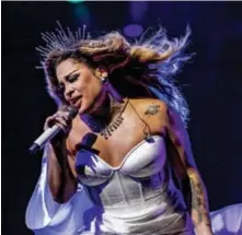  ?? ?? Os encontros são um dos focos do festival, que promove show de Elba Ramalho e Geraldo Azevedo. Na plateia, Isabel Fillardis em clima de romance com seu Well Aguiar. A cantora Glória Groove encanta multidão e encerra a noite.