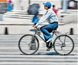  ??  ?? En 2015 al menos 17 usuarios de bicicleta murieron.