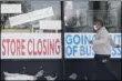  ?? NAM Y. HUH — THE ASSOCIATED PRESS FILE ?? On May 21, a man looks at signs of a closed store due to COVID-19in Niles, Ill.