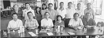  ??  ?? Wong (seated, third left) with SUPP members representi­ng the three branches in Sibu. Seated at second left is SUPP Nangka chairman Chua Beng Seng.