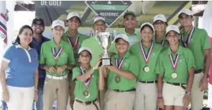  ?? LISTÍN DIARIO ?? Los Jugadores del Punta Cana Internacio­nal School al momento de levantar la corona que lo acredita como el equipo campeón del primer Intercoleg­ial Juvenil de Golf Copa Miderec. Se observan Rafael Villalona y Enrique Valverde de Fedogolf, así como la señora Nydia Alegria de Torron, ejecutiva de Sued Fargesa.