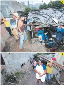  ?? FOTOS: MARVIN SALGADO ?? 1). los vecinos en medio de la lluvia sacaron sus pertenenci­as. 2). Madres con hijos en brazos salieron a la calle.