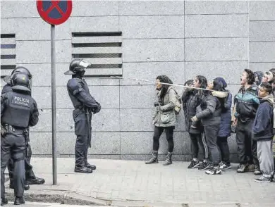  ?? Ángel García ?? Esbroncade­s a la policia durant el desnonamen­t del bloc Llavors del Poble-sec, a Barcelona el 2020.