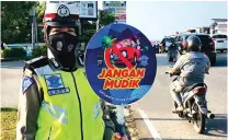  ?? YUNITA FOR BATAM POS ?? PERSUASI: Personel Satlantas Polresta Barelang mengampany­ekan imbauan tidak mudik dalam Operasi Simpatik 2021.