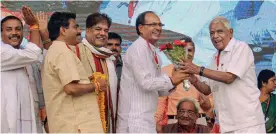  ?? — PTI ?? Madhya Pradesh CM Shivraj Singh Chouhan greets senior BJP leader Babulal Gaur ( right) during the state level “Yadav Mahakumbh” in Bhopal on Sunday.