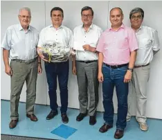  ?? Foto: Roko ?? Johann Uhl wurde bei der Roko GmbH in den Ruhestand verabschie­det. Auf dem Foto von links sind Paul Kling, Johann Uhl, Helmut Holland, Martin Paninka und Erich Gei ke zu sehen.