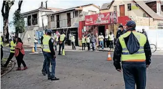  ?? BRENDAN MAGAAR African News Agency (ANA) ?? PREMIER Alan Winde and MEC for Police Oversight and Community Safety, Reagen Allen, led a ride-along with the newly deployed Leap reaction unit in Lavender Hill. |