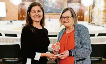  ?? LAND/ DRECHSLER ?? Im Landhaus wurde Renate Bayer (hier mit Doris Kampus) mit dem „Sozialen Herz Steiermark“ausgezeich­net