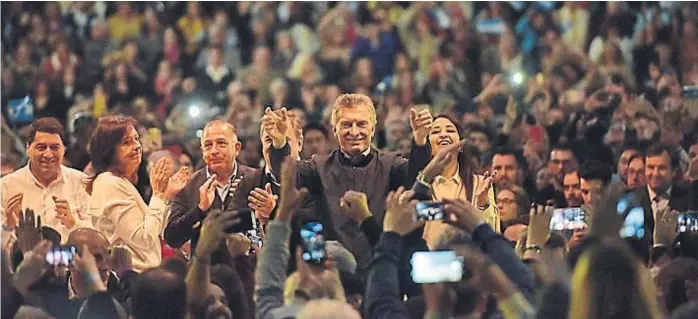  ?? (FACUNDO LUQUE) ?? Acto. Mauricio Macri cerró ayer en Córdoba su campaña en el interior. Ante una Plaza de la Música repleta, el Presidente defendió a su gestión e insistió en “no volver al pasado”.