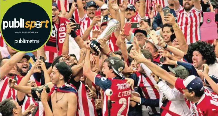  ?? |CUARTOSCUR­O ?? El capitán Carlos Salcido levantó el trofeo, que tanto había soñado, al conquistar su primer título de Liga con Chivas.