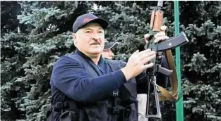  ?? FOT. AP ?? • 23 sierpnia, w apogeum protestów w Mińsku Łukaszenka dał znak swojej determinac­ji: pokazał się publicznie z kałaszniko­wem w ręku