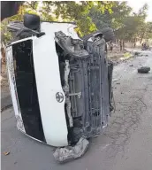  ??  ?? Lesionados. El rescate de las víctimas se complicó porque el micrubús volcó.